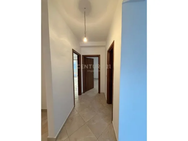 Tirane, jepet me qera zyre Kati 4, 127 m² 1.500 € (Pas 15 katshit)
