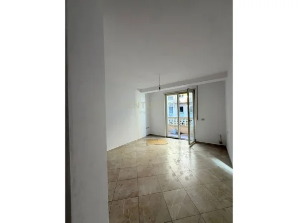 Tirane, jepet me qera zyre Kati 4, 127 m² 1.500 € (Pas 15 katshit)