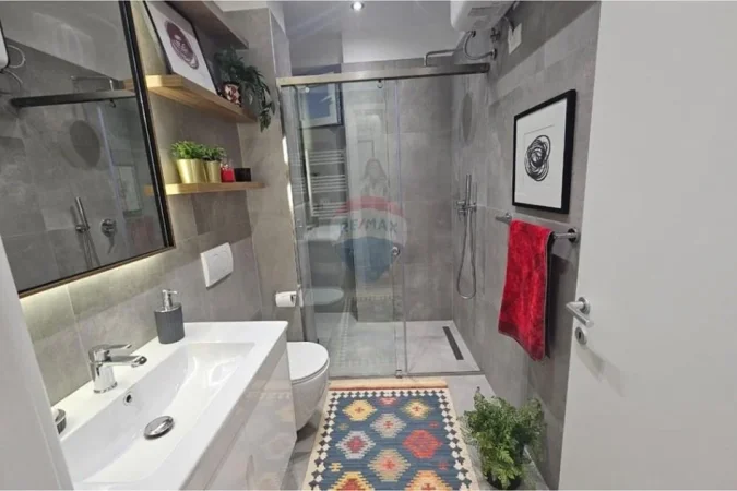 Tirane, jepet me qera apartament 1+1+Ballkon Kati 3, 65 m² 900 € (21 Dhjetori)