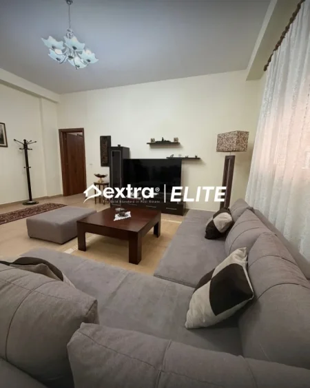 Tirane, jepet me qera apartament 2+1+Ballkon Kati 3, 900 € (Mbrapa 15 kateshit)