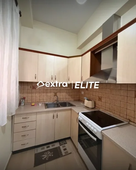 Tirane, jepet me qera apartament 2+1+Ballkon Kati 3, 900 € (Mbrapa 15 kateshit)