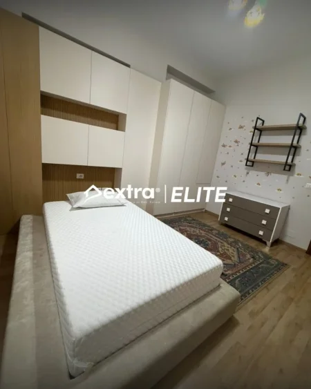 Tirane, jepet me qera apartament 2+1+Ballkon Kati 3, 900 € (Mbrapa 15 kateshit)