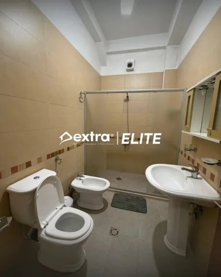 Tirane, jepet me qera apartament 2+1+Ballkon Kati 3, 900 € (Mbrapa 15 kateshit)