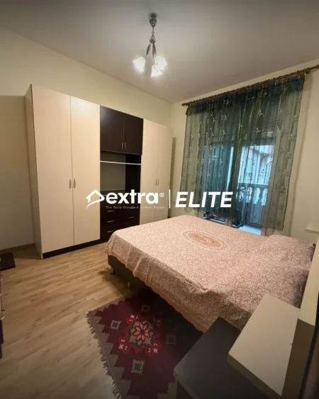 Tirane, jepet me qera apartament 2+1+Ballkon Kati 3, 900 € (Mbrapa 15 kateshit)