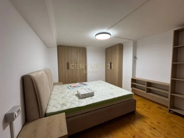 Tirane, jepet me qera apartament duplex 1+1 Kati 1, 42 m² 400 € (Birra Tirana)