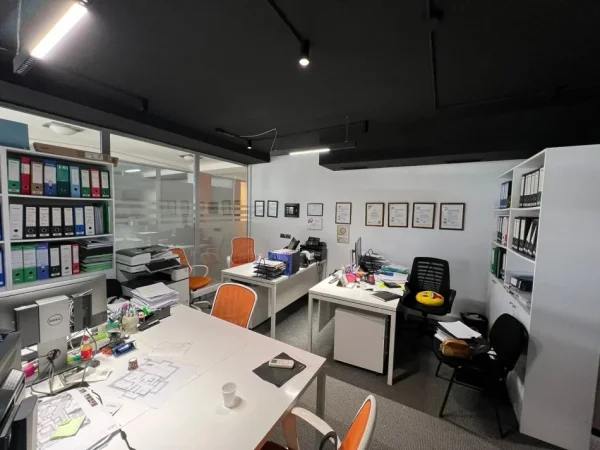 Tirane, jepet me qera zyre Kati 2, 72 m² 1.100 € (Pazari i Ri, Tiranë)