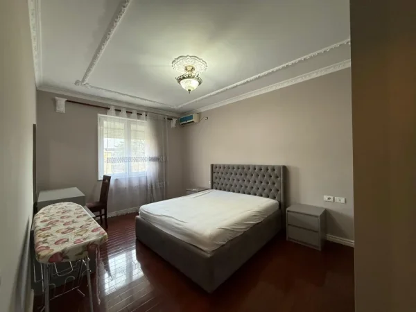 Tirane, jepet me qera apartament 2+1+Ballkon Kati 4, 80 m² 800 € (Rruga Ibrahim Rrugova)