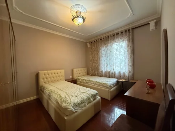 Tirane, jepet me qera apartament 2+1+Ballkon Kati 4, 80 m² 800 € (Rruga Ibrahim Rrugova)