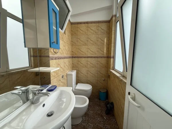 Tirane, jepet me qera apartament 2+1+Ballkon Kati 4, 80 m² 800 € (Rruga Ibrahim Rrugova)