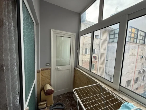 Tirane, jepet me qera apartament 2+1+Ballkon Kati 4, 80 m² 800 € (Rruga Ibrahim Rrugova)