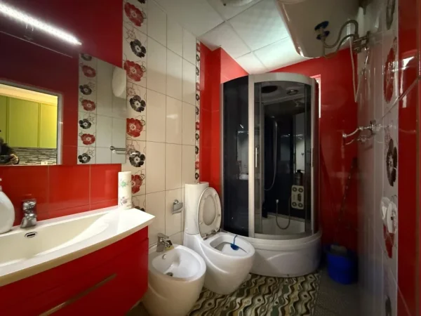 Tirane, jepet me qera apartament 2+1+Ballkon Kati 4, 80 m² 800 € (Rruga Ibrahim Rrugova)