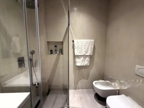 Tirane, jepet me qera apartament 1+1 Kati 2, 72 m² 1.000 € (Deliorgji)