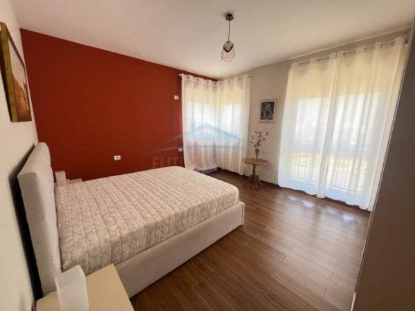 Tirane, jepet me qera apartament Kati 7, 112 m² 650 Euro (Tek pallatet e Shushices)