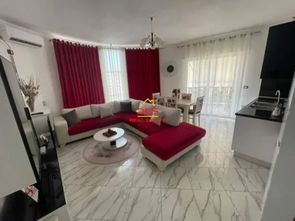 Vlore, jepet me qera apartament 2+1+BLK Kati 8, 100 m² 500 Euro (Rruga Pelivan Leskaj)