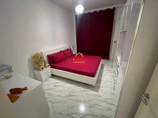 Vlore, jepet me qera apartament 2+1+BLK Kati 8, 100 m² 500 Euro (Rruga Pelivan Leskaj)