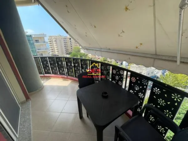 Vlore, jepet me qera apartament 2+1+BLK Kati 8, 100 m² 500 Euro (Rruga Pelivan Leskaj)