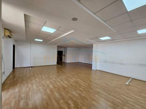 Tirane, jepet me qera ambjent biznesi Kati 6, 200 m² 2.000 Euro (Blloku)