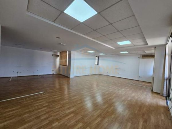 Tirane, jepet me qera ambjent biznesi Kati 6, 200 m² 2.000 Euro (Blloku)