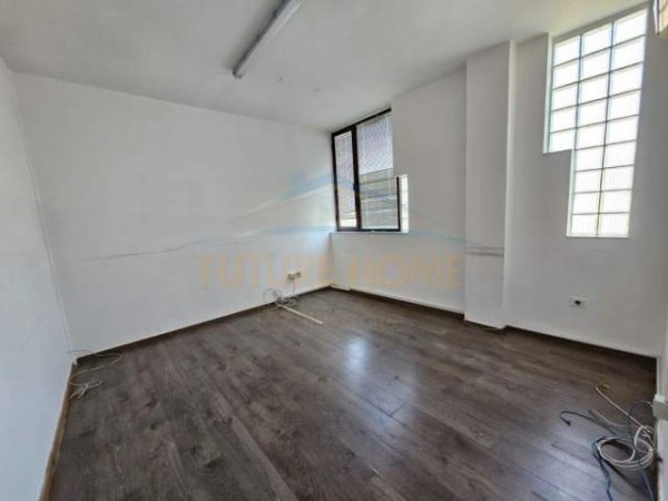 Tirane, jepet me qera ambjent biznesi Kati 6, 200 m² 2.000 Euro (Blloku)