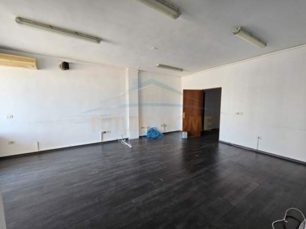 Tirane, jepet me qera ambjent biznesi Kati 6, 200 m² 2.000 Euro (Blloku)