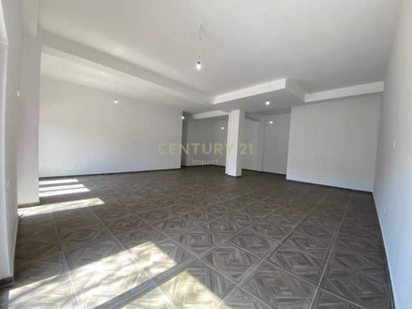 JAPIM ME QIRA AMBJENT KOMERCIAL BUZE RRUGES KRYESORE, RRUGA E DIBRES. 1,000 € /Muaj