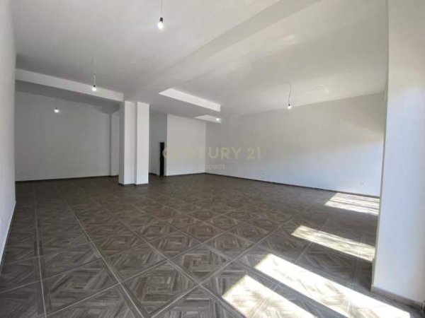 JAPIM ME QIRA AMBJENT KOMERCIAL BUZE RRUGES KRYESORE, RRUGA E DIBRES. 1,000 € /Muaj