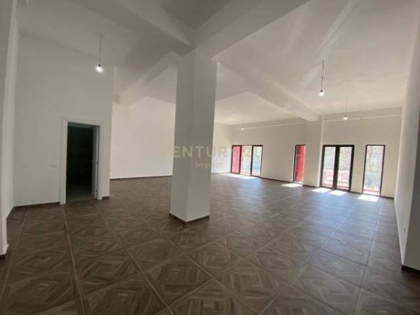 JAPIM ME QIRA AMBJENT KOMERCIAL BUZE RRUGES KRYESORE, RRUGA E DIBRES. 1,000 € /Muaj