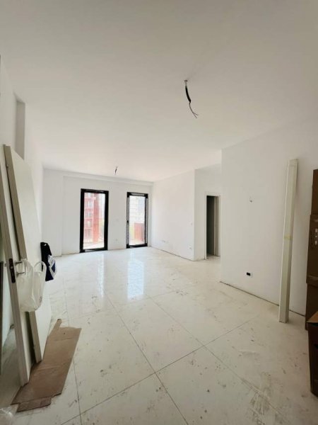 Tirane, jepet me qera zyre Kati 6, 70 m² 800 Euro