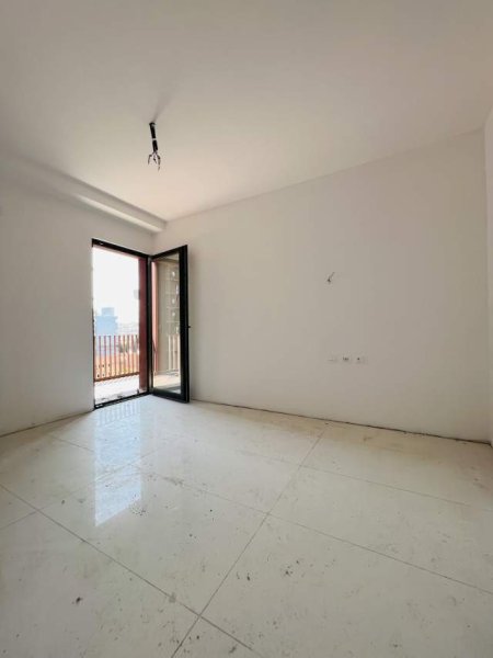 Tirane, jepet me qera zyre Kati 6, 70 m² 800 Euro