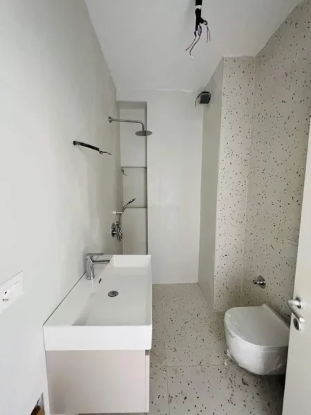 Tirane, jepet me qera zyre Kati 6, 70 m² 800 Euro