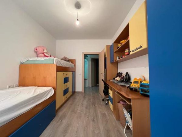 Tirane, jepet me qera apartament Kati 4, 93m2,tek Medreseja