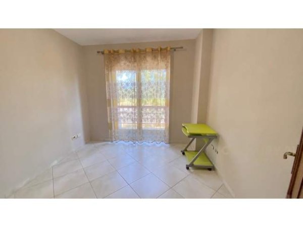 Tirane, jepet me qera apartament 2+1 Kati 1, 110 m² 550 Euro (Liqeni i Thate)