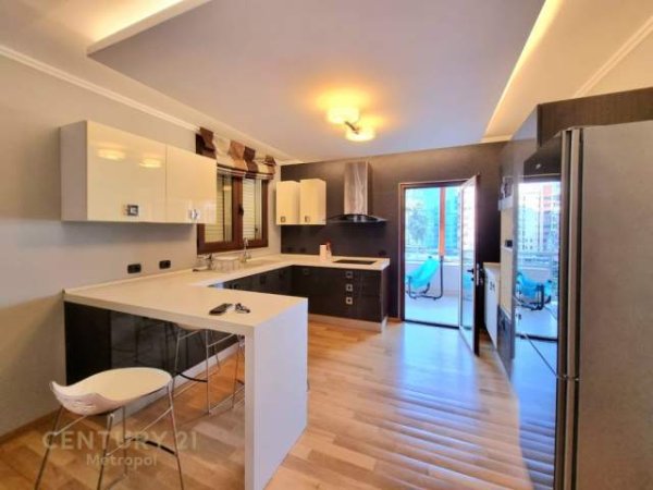 Tirane, jepet me qera apartament 2+1+BLK Kati 5, 140 m² 1.000 Euro (Selvia)
