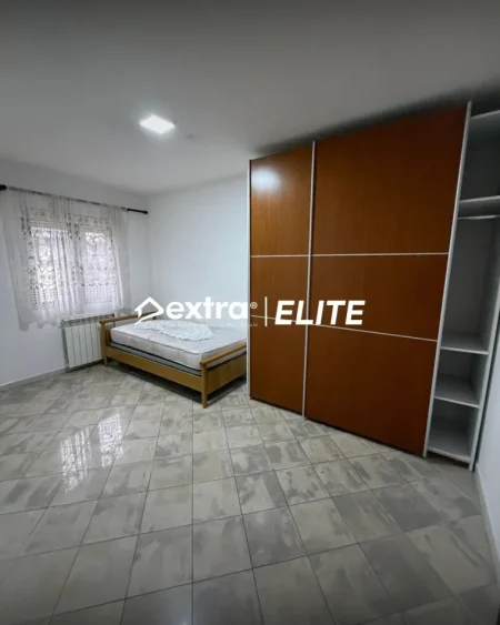 Tirane, jepet me qera apartament 3+1+Ballkon Kati 3, 150 m² 550 € (Qytet Studenti)