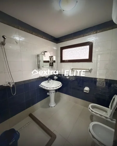 Tirane, jepet me qera apartament 3+1+Ballkon Kati 3, 150 m² 550 € (Qytet Studenti)