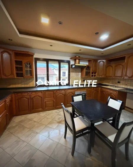 Tirane, jepet me qera apartament 3+1+Ballkon Kati 3, 150 m² 550 € (Qytet Studenti)