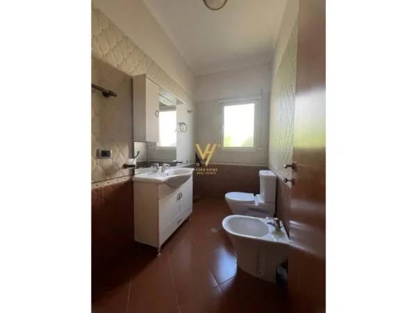 Tirane, jepet me qera Vile 2 Katshe Kati 0, 252 m² 1.200 € (SELITE)