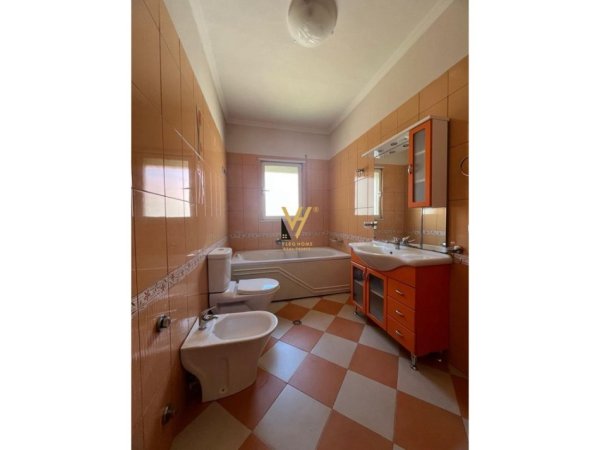 Tirane, jepet me qera Vile 2 Katshe Kati 0, 252 m² 1.200 € (SELITE)