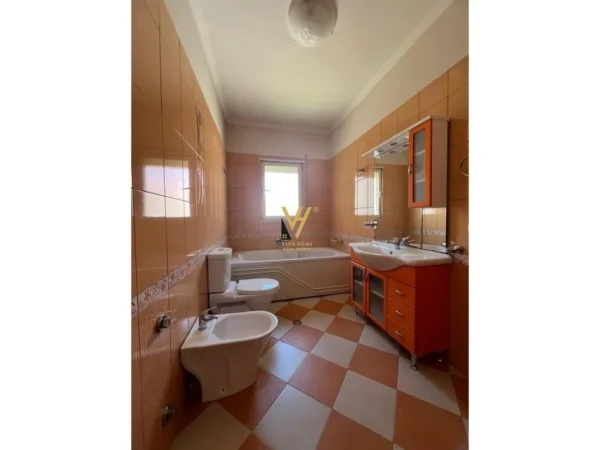 Tirane, jepet me qera Vile 2 Katshe Kati 0, 252 m² 1.200 € (SELITE)
