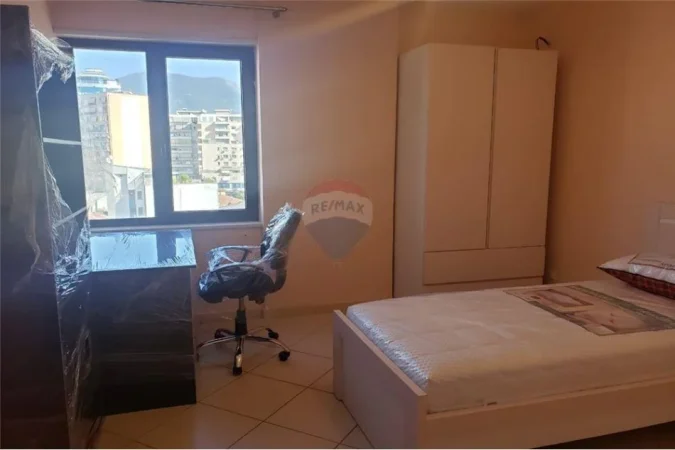 Tirane, jepet me qera apartament 3+1+Aneks+Ballkon Kati 7, 135 m² 800 € (Rruga e Barrikadave)