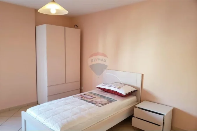 Tirane, jepet me qera apartament 3+1+Aneks+Ballkon Kati 7, 135 m² 800 € (Rruga e Barrikadave)
