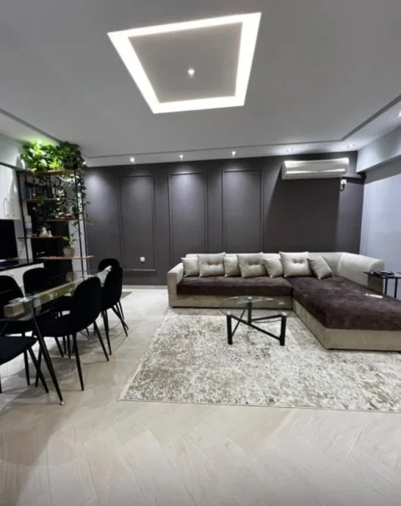 Tirane, jepet me qera apartament 2+1 , 600 € 