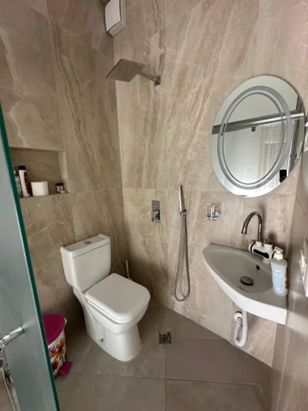 Tirane, jepet me qera apartament 2+1+Ballkon Kati 8, 110 m² 1.200 € (Rruga Mine Peza)
