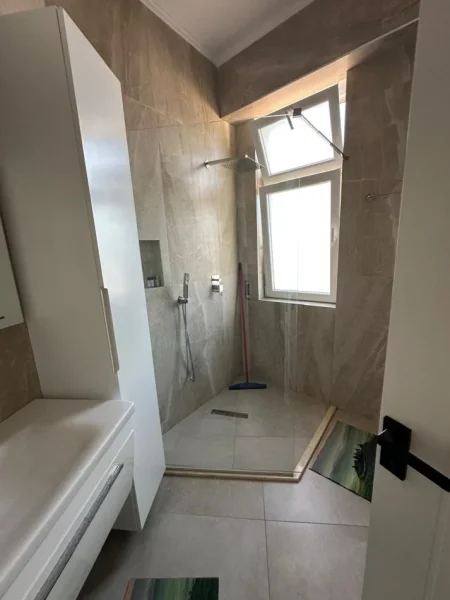 Tirane, jepet me qera apartament 2+1+Ballkon Kati 8, 110 m² 1.200 € (Rruga Mine Peza)