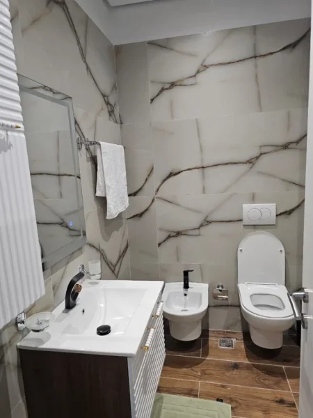 Tirane, jepet me qera apartament 1+1 , 90 m² 1.000 € (në zonën e Liqenit të Thatë)