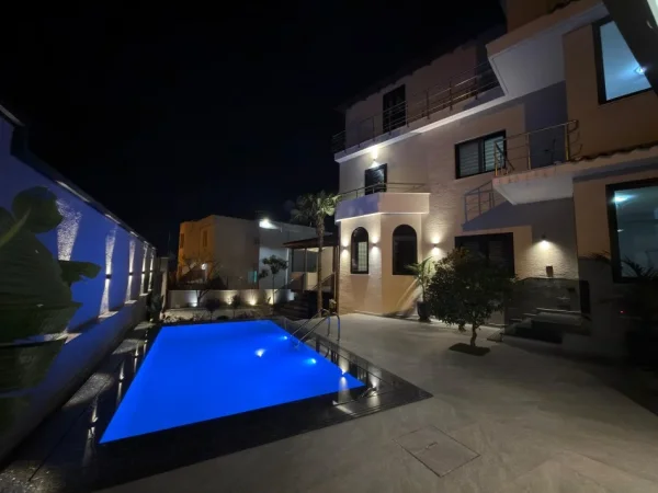 Tirane, jepet me qera Vile 3 Katshe Kati 4, 600 m² 2.000.000 € (Liqeni i Thate)