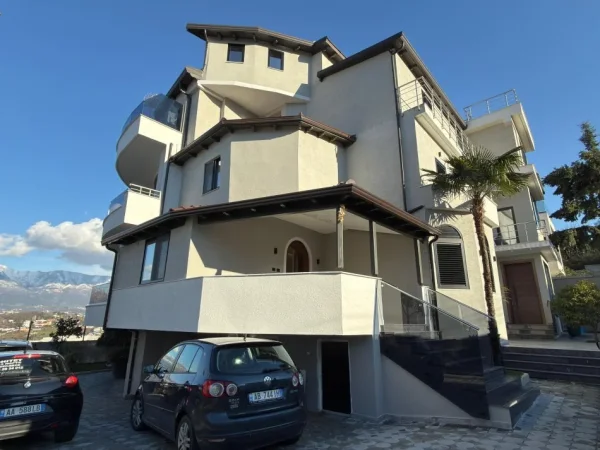 Tirane, jepet me qera Vile 3 Katshe Kati 4, 600 m² 2.000.000 € (Liqeni i Thate)