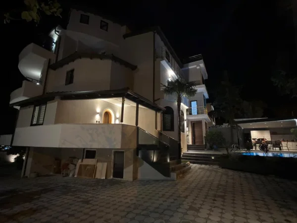 Tirane, jepet me qera Vile 3 Katshe Kati 4, 600 m² 2.000.000 € (Liqeni i Thate)