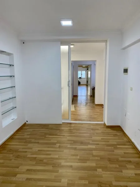 Tirane, jepet me qera ambjent biznesi Kati 0, 120 m² 1.400 € (Ded Gjo Luli)