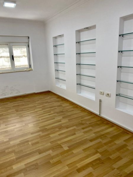 Tirane, jepet me qera ambjent biznesi Kati 0, 120 m² 1.400 € (Ded Gjo Luli)